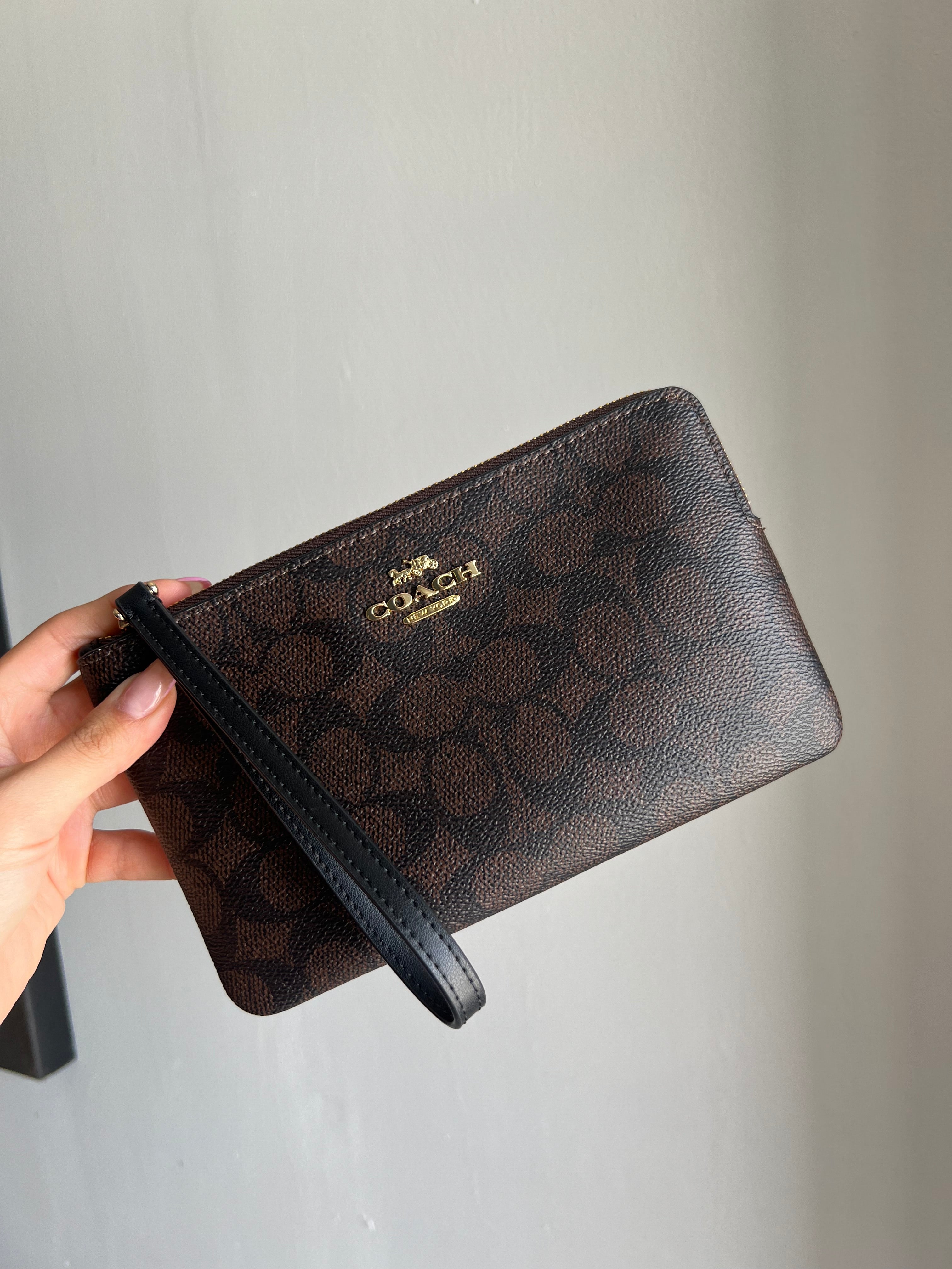 Wristlet large Coach con estampado