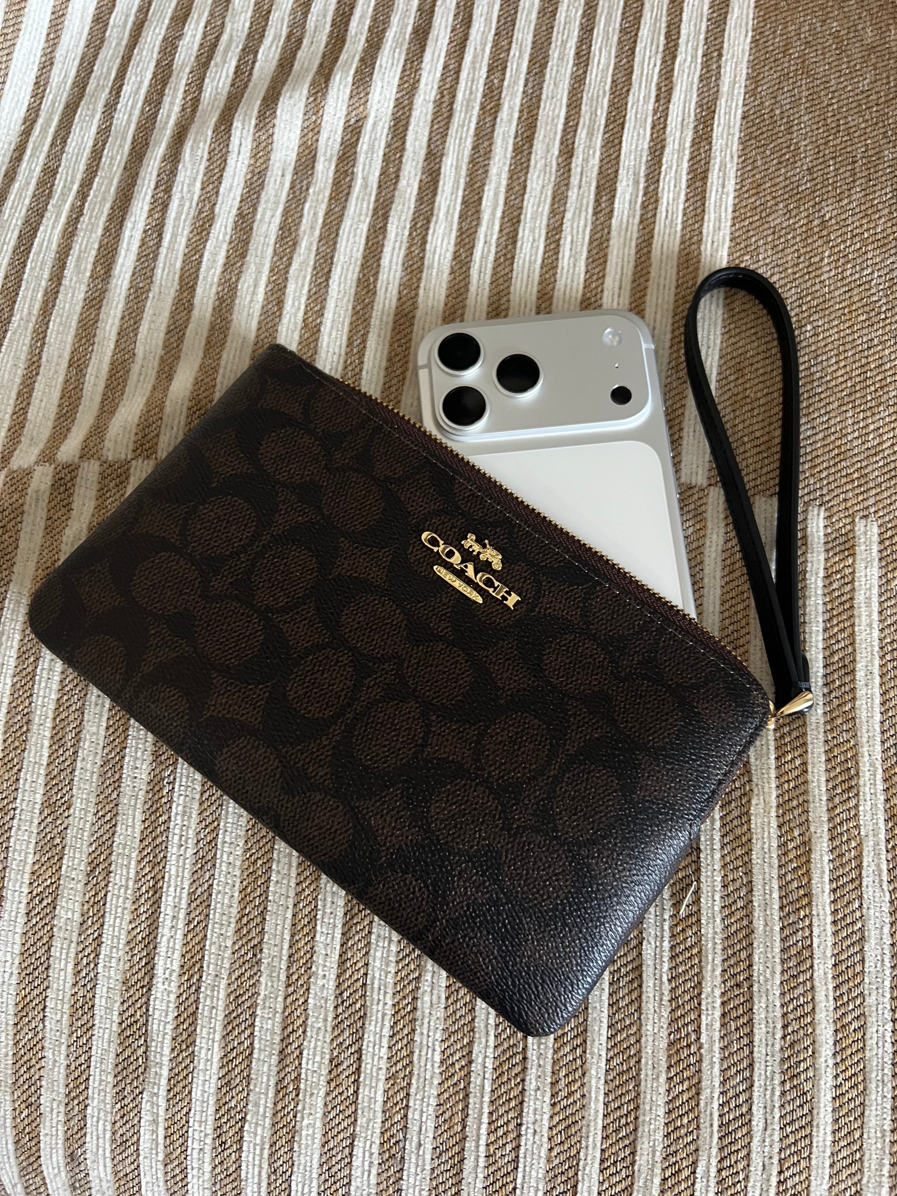 Wristlet large Coach con estampado