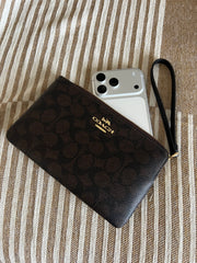 Wristlet large Coach con estampado