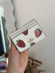 Tarjetrero Coach con estampado de fresas