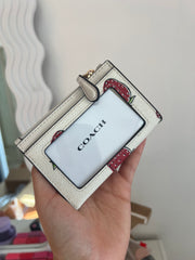 Tarjetrero Coach con estampado de fresas